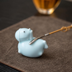 Blauweißes Teetier aus Porzellan