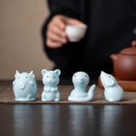 Blauweißes Teetier aus Porzellan