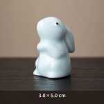 Blauweißes Teetier aus Porzellan — Aufgerichteter Hase