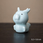 Blauweißes Teetier aus Porzellan — Schwein mit spitzen Ohren