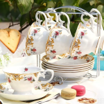Blumiges Teeservice aus Knochenporzellan — Weiß und Gold