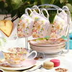 Blumiges Teeservice aus Knochenporzellan — Zartrosa mit Blumen