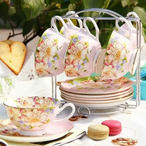 Blumiges Teeservice aus Knochenporzellan — Zartrosa mit Blumen