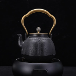 Chinesische gusseiserne Teekanne mit Messinggriff