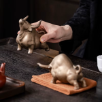 Chinesische Katzenfigur Ochse aus Keramik
