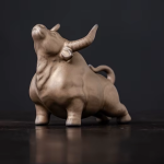 Chinesische Katzenfigur Ochse aus Keramik — Erhobener Kopf, Hellbronze