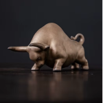 Chinesische Katzenfigur Ochse aus Keramik — Gesenkter Kopf, Hellbronze