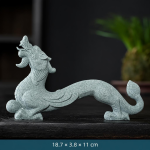 Chinesische Keramikfigur mit Fabelwesen — Auf allen vieren, Hals aufgerichtet