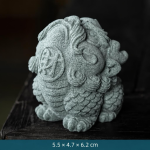 Chinesische Keramikfigur mit Fabelwesen — Auf allen vieren mit Medaillon