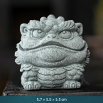 Chinesische Keramikfigur mit Fabelwesen — Gerunzeltes Gesicht