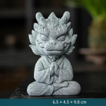 Chinesische Keramikfigur mit Fabelwesen — Im Schneidersitz, Hände gefaltet