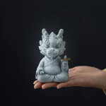 Chinesische Keramikfigur mit Fabelwesen — Im Schneidersitz mit Gegenstand