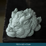 Chinesische Keramikfigur mit Fabelwesen — Liegend mit Hörnern am Kopf