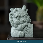 Chinesische Keramikfigur mit Fabelwesen — Lockenkopf mit Tafel