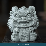 Chinesische Keramikfigur mit Fabelwesen — Mit offenem Maul und Tafel