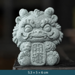 Chinesische Keramikfigur mit Fabelwesen — Mit Schnurrbart und Tafel