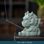 Chinesische Keramikfigur mit Fabelwesen — Sitzend mit goldenem Ring