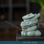 Chinesische Keramikfigur mit Fabelwesen — Sitzend mit Hut