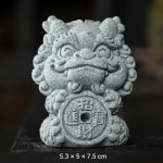 Chinesische Keramikfigur mit Fabelwesen — Sitzend mit Medaillon