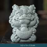 Chinesische Keramikfigur mit Fabelwesen — Sitzend mit Schale