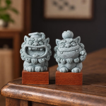 Chinesische Löwenfigur aus Stein — Duo mit Sockeln