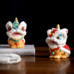 Chinesische Löwenfiguren aus Kunstharz im Duo