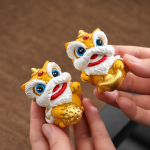 Chinesische Porzellan-Löwenfiguren als Tanzlöwenpaar