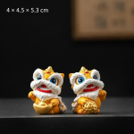 Chinesische Porzellan-Löwenfiguren als Tanzlöwenpaar — Goldgelb