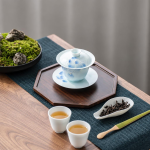 Chinesischer Gaiwan mit Blumendekor aus Porzellan