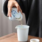 Chinesischer Gaiwan mit Blumendekor aus Porzellan