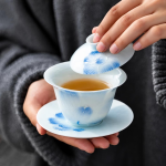 Chinesischer Gaiwan mit Blumendekor aus Porzellan