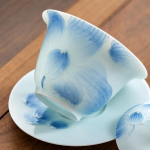 Chinesischer Gaiwan mit Blumendekor aus Porzellan