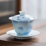 Chinesischer Gaiwan mit Blumendekor aus Porzellan