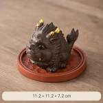 Chinesisches Tea Pet Drachenfisch — Dunkelbraun mit Sockel