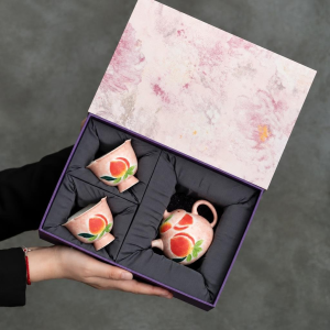 Chinesisches Tee-Set aus Keramik mit Pfirsichmotiv