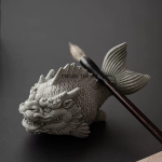Dekorative Teefigur aus blauem Steinzeug mit Relief