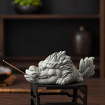 Dekorative Teefigur aus blauem Steinzeug mit Relief
