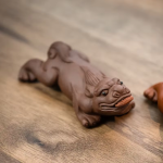 Fantastisches Tea Pet aus Yixing-Ton — Taupe