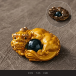 Farbwechselndes Teetier aus Kunstharz — Zusammengerollt in Gold und Nachtblau