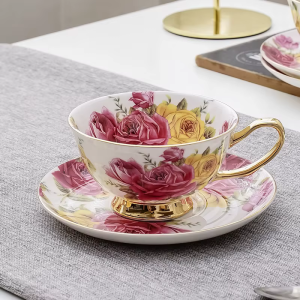 Florale Teetasse mit Untertasse und Löffel aus Bone China