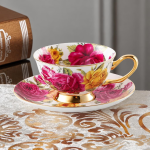 Florale Teetasse mit Untertasse und Löffel aus Bone China