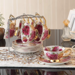 Florale Teetasse mit Untertasse und Löffel aus Bone China