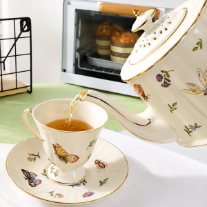 Florales Teeservice aus Keramik mit Golddekor