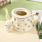 Florales Teeservice aus Keramik mit Golddekor