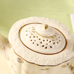 Florales Teeservice aus Keramik mit Golddekor