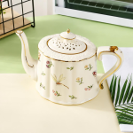Florales Teeservice aus Keramik mit Golddekor — Teekanne