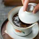 Gaiwan aus Keramik mit verschiedenen Motiven