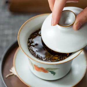 Gaiwan aus Keramik mit verschiedenen Motiven