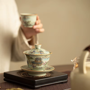 Gaiwan aus Keramik und Teekanne mit Landschaftsmotiv