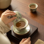 Gaiwan aus Keramik und Teekanne mit Landschaftsmotiv